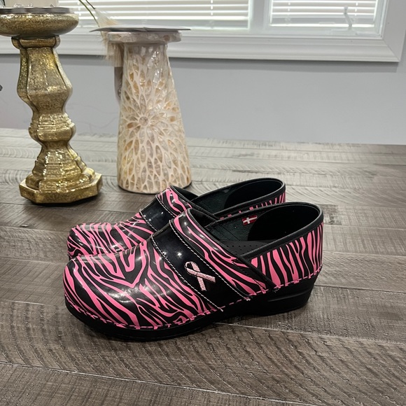 SANITA STRIPED PINK AND BLACK CANCER RIBBON NURSE SHOES CLOGS - Picture 3 of 8